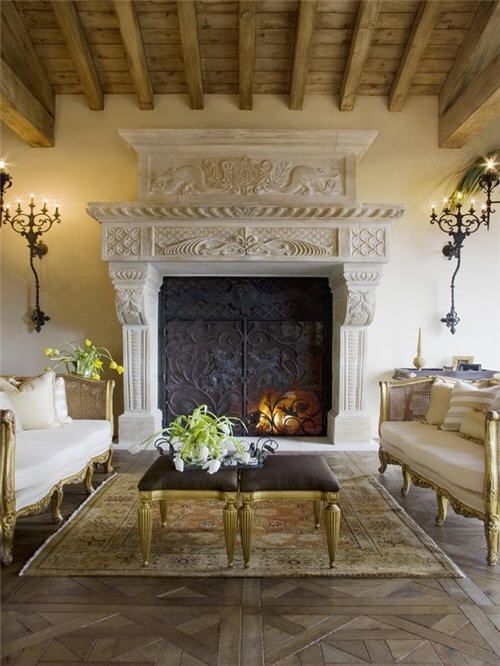Классическая гостиная с камином в средиземноморском стиле