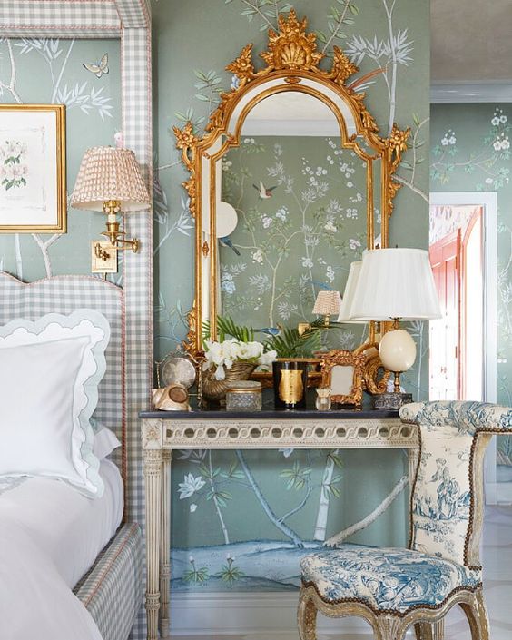 Классическая спальня с обоями de Gouranay зеленого цвета с золотым зеркалом