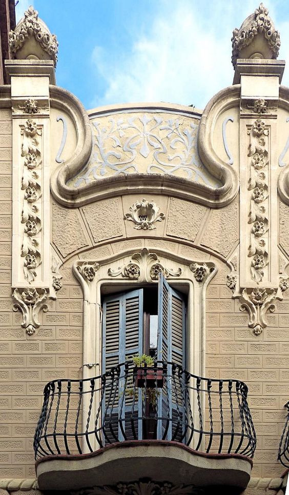 Лепнина на фасаде классического в стиле модерн