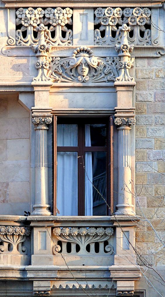 Оконный портал и маскарон на фасаде Арт нуво