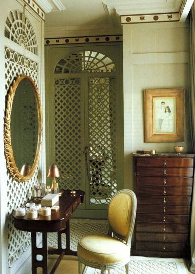 Декоративная решетка на зеркалах шкафов и стен