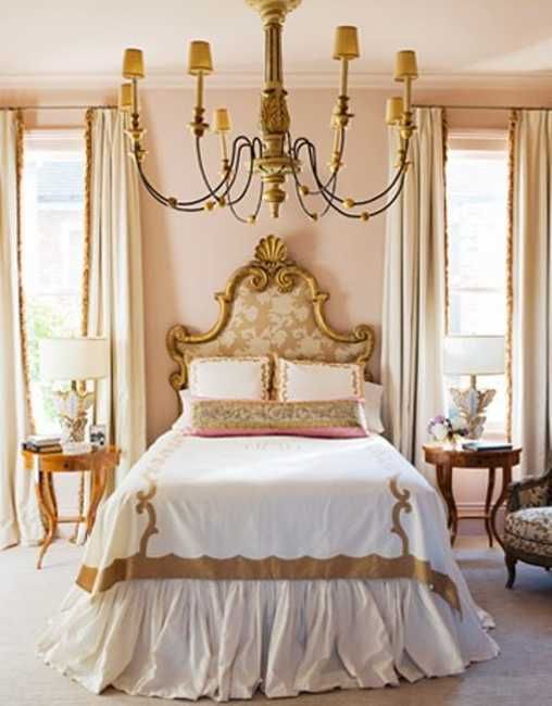Розовая спальня в классике кроватью квин сайз