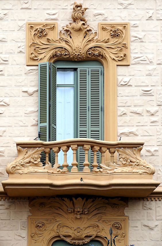Скульптурное оформление окна в классическом стиле