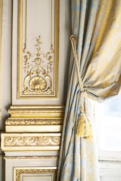 Сочетание золотого декора интерьера и штор в классике гостиной