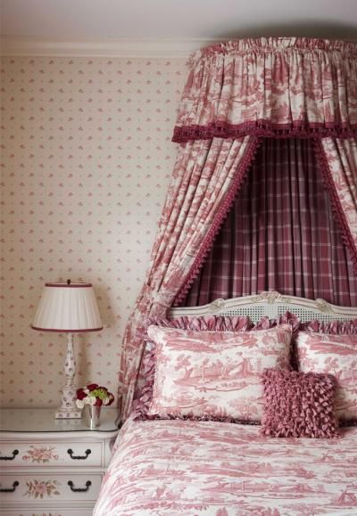 Светло бордовый цвет в отделке интерьера классической спальни