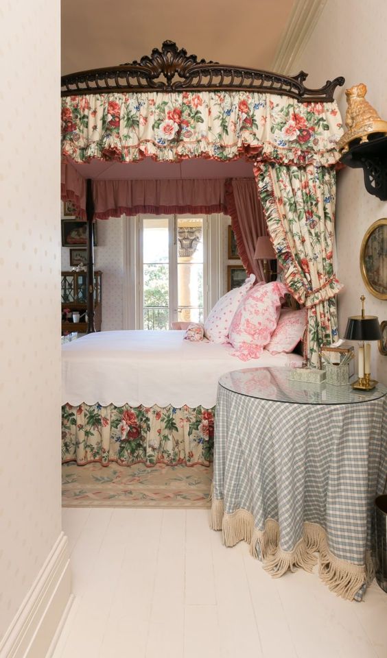 Ткань с разноцветным рисунком в оформлении классической спальни