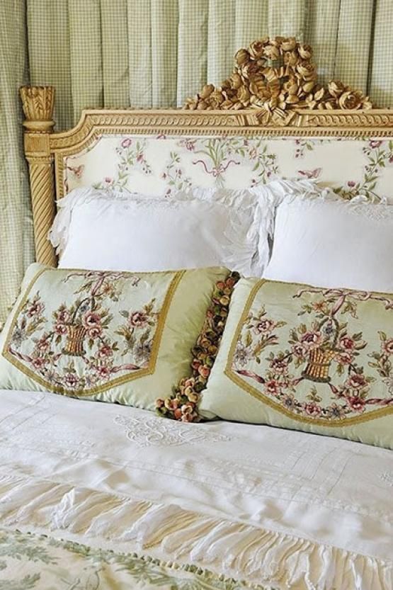 убранство кровати сочетание тканей с рисунком пастельных тонов в классическом стиле