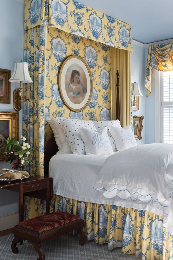 Желто голубая отделка интерьерного дизайна спальной комнаты в доме