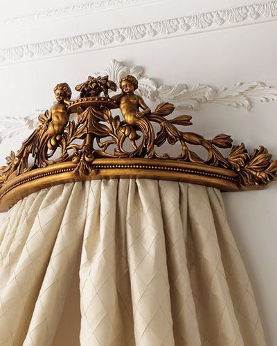 Золотой элемент балдахина кровати интерьера классической спальни