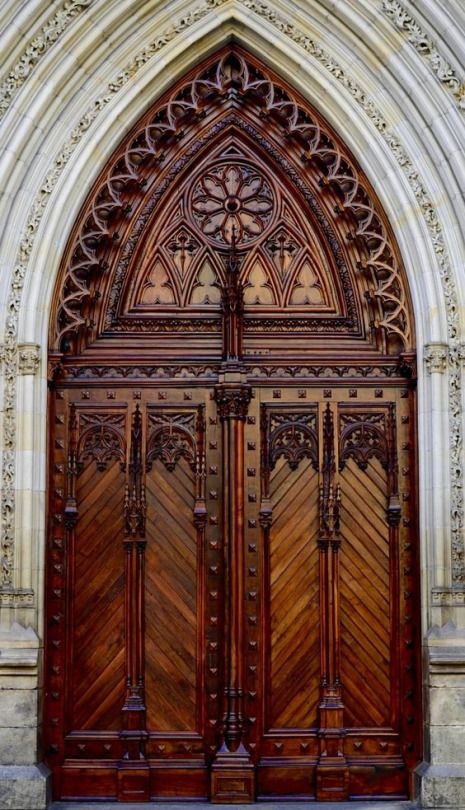 Дизайн двери в готическом стиле из дерева