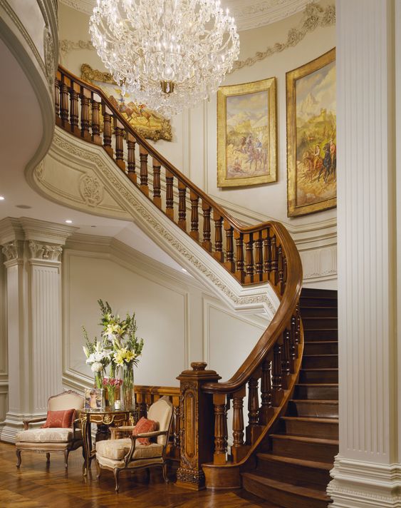 Дизайн классической лестницы с балюстрадой в доме