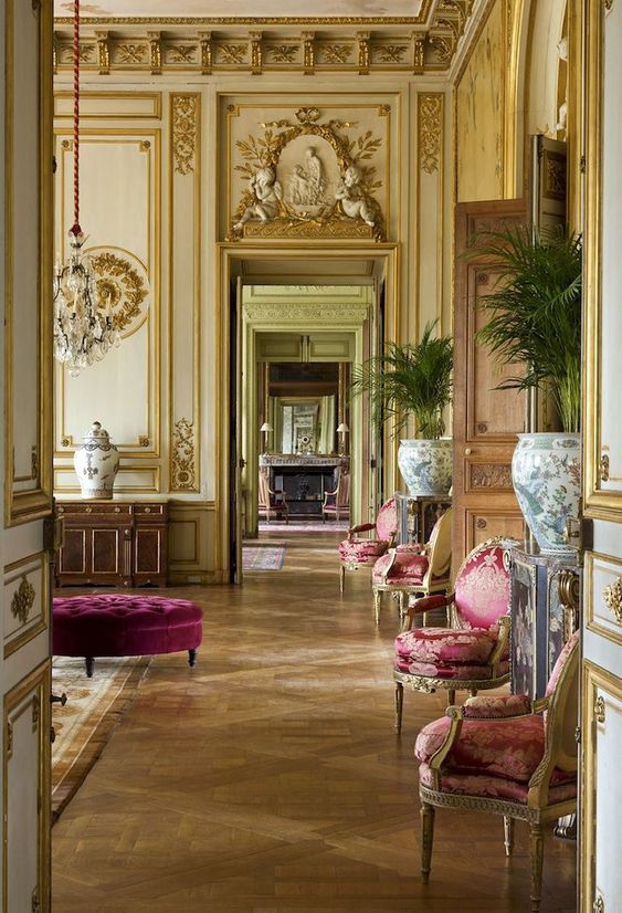 Дворцовый интерьер классической гостиной
