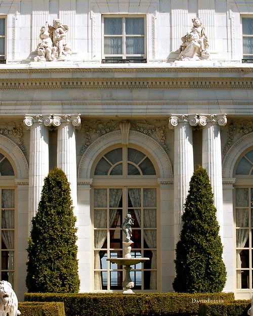 Фасад классического с колоннами и арочными окнами