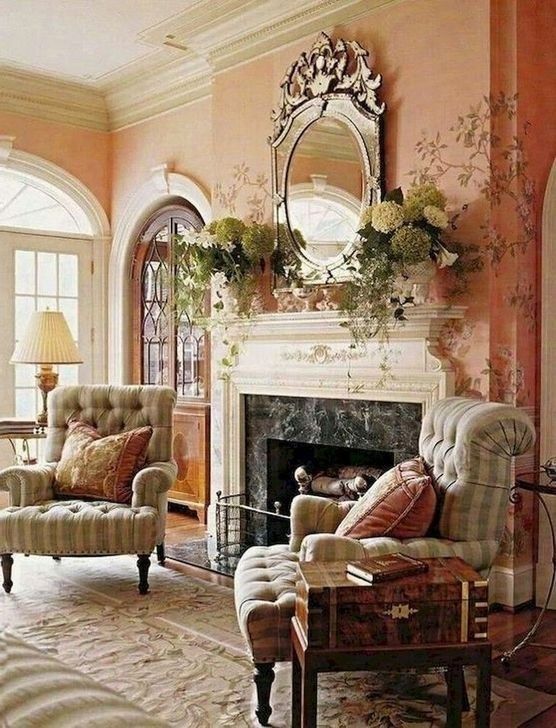 Интерьер розового помещения с камином и 2 креслами