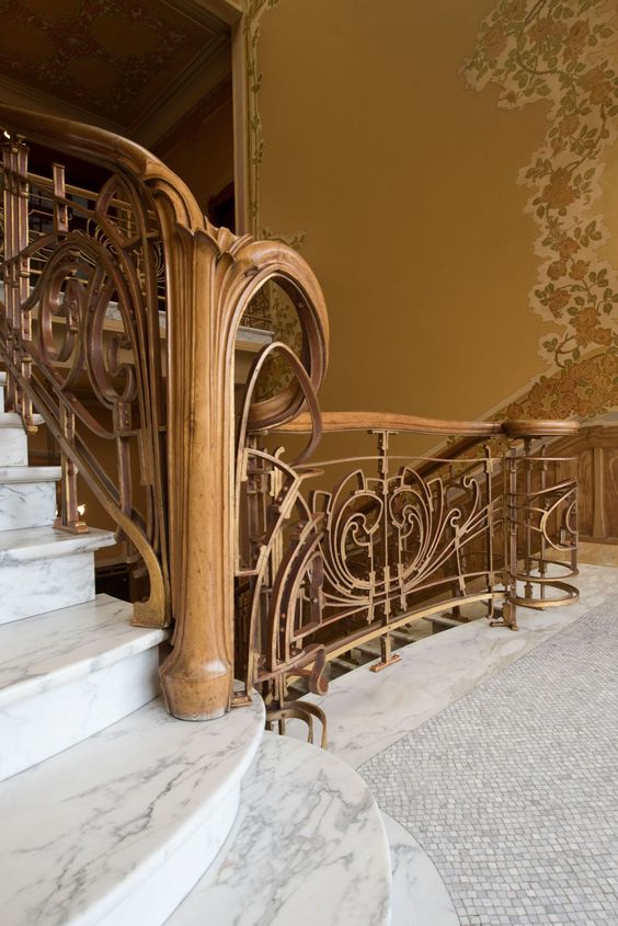 Интерьер с лестницей классического Арт Нуво