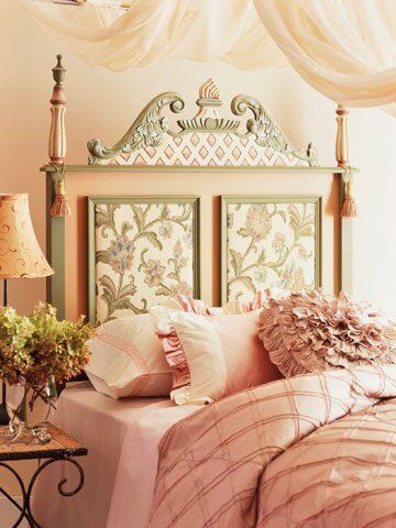 Розовая кровать с декором и зелеными акцентами