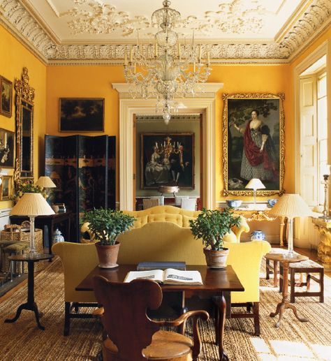 Желтые стены интерьера гостиной комнаты в классике