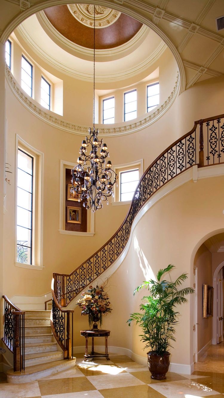Дизайн дома с большой лестницей в классике